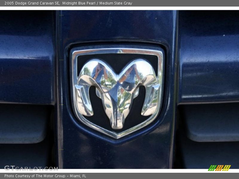 Midnight Blue Pearl / Medium Slate Gray 2005 Dodge Grand Caravan SE