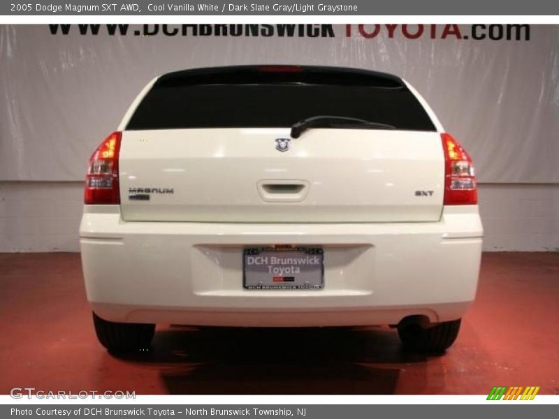 Cool Vanilla White / Dark Slate Gray/Light Graystone 2005 Dodge Magnum SXT AWD