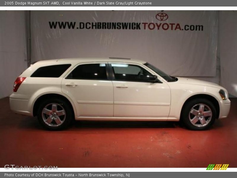 Cool Vanilla White / Dark Slate Gray/Light Graystone 2005 Dodge Magnum SXT AWD