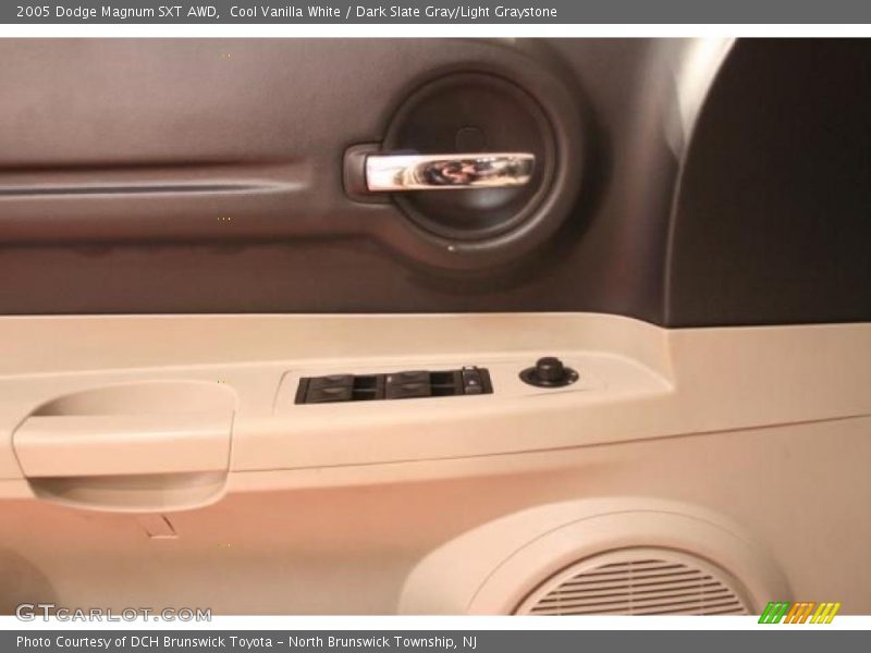 Cool Vanilla White / Dark Slate Gray/Light Graystone 2005 Dodge Magnum SXT AWD