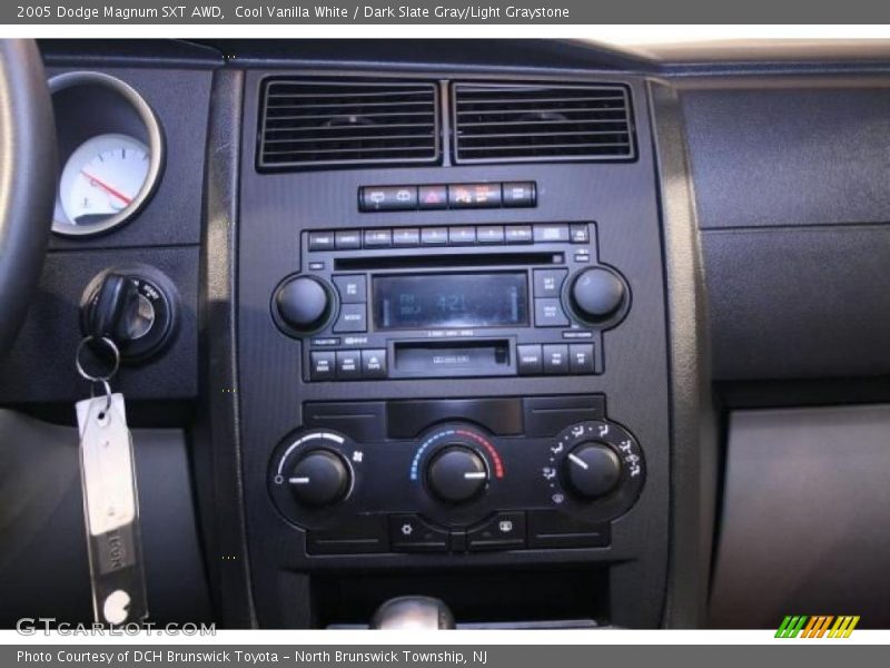 Cool Vanilla White / Dark Slate Gray/Light Graystone 2005 Dodge Magnum SXT AWD