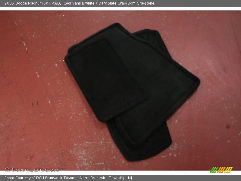 Cool Vanilla White / Dark Slate Gray/Light Graystone 2005 Dodge Magnum SXT AWD
