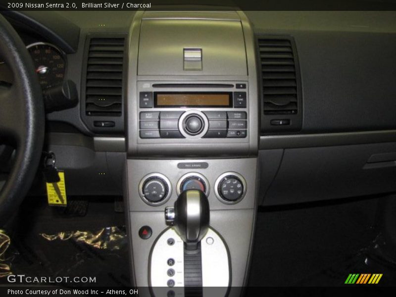 Brilliant Silver / Charcoal 2009 Nissan Sentra 2.0