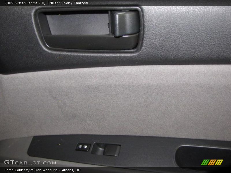 Brilliant Silver / Charcoal 2009 Nissan Sentra 2.0