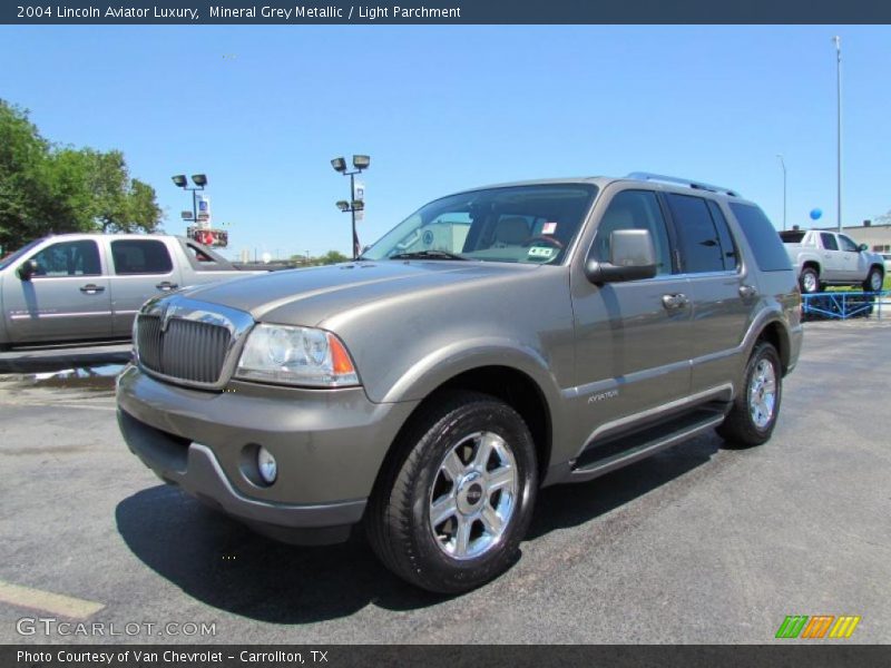 Front 3/4 View of 2004 Aviator Luxury