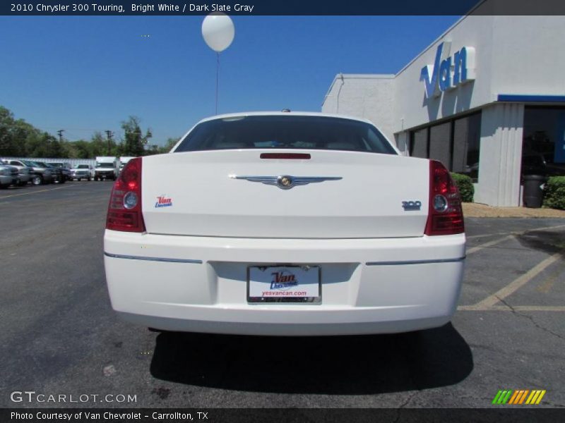 Bright White / Dark Slate Gray 2010 Chrysler 300 Touring
