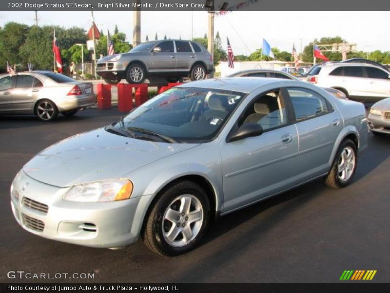 Front 3/4 View of 2002 Stratus SE Sedan