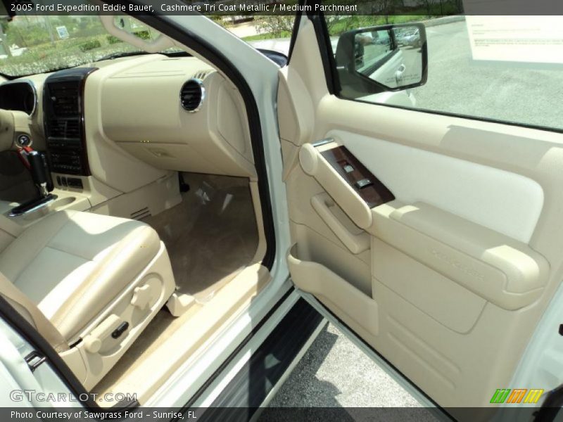 Cashmere Tri Coat Metallic / Medium Parchment 2005 Ford Expedition Eddie Bauer