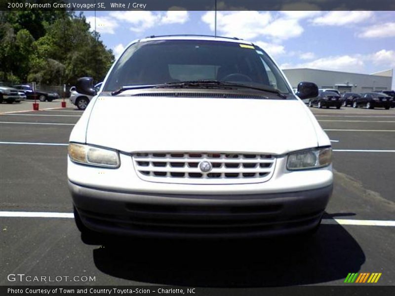 White / Grey 2000 Plymouth Grand Voyager SE