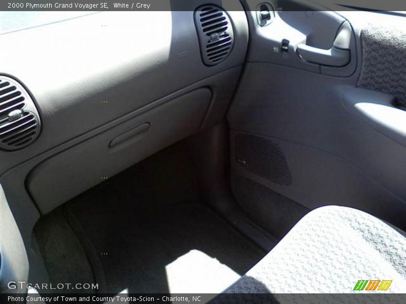 White / Grey 2000 Plymouth Grand Voyager SE