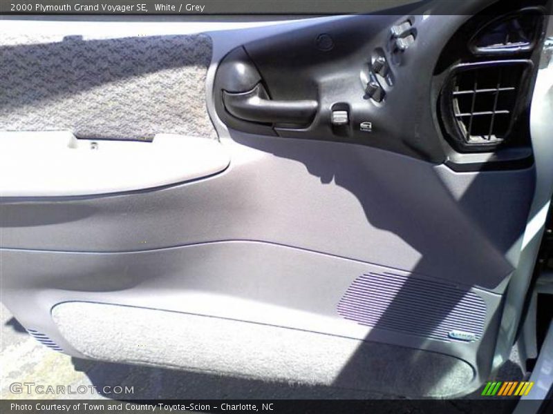 White / Grey 2000 Plymouth Grand Voyager SE