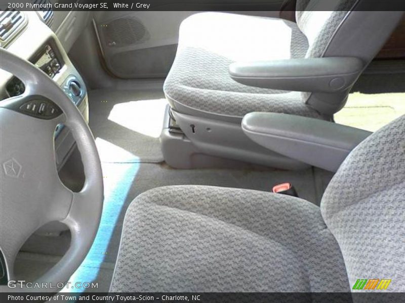 White / Grey 2000 Plymouth Grand Voyager SE
