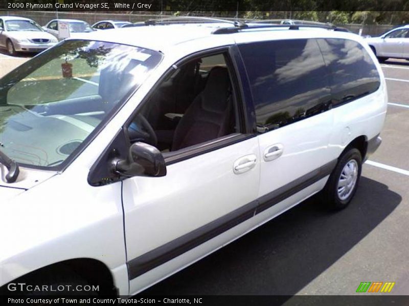 White / Grey 2000 Plymouth Grand Voyager SE