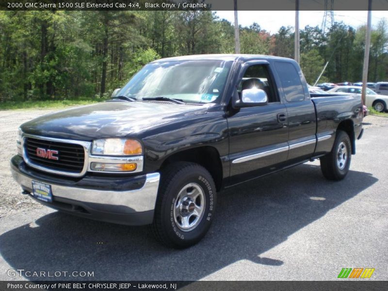 Front 3/4 View of 2000 Sierra 1500 SLE Extended Cab 4x4