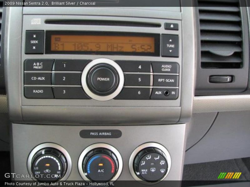 Brilliant Silver / Charcoal 2009 Nissan Sentra 2.0