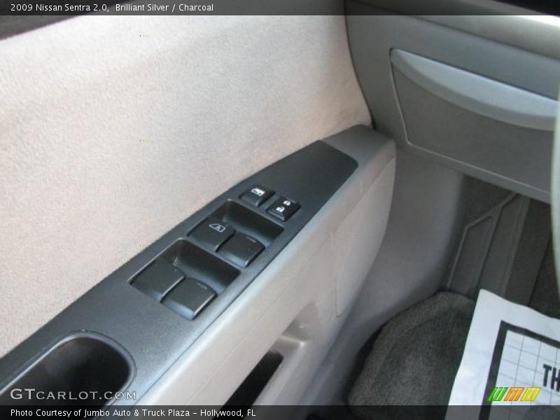 Brilliant Silver / Charcoal 2009 Nissan Sentra 2.0