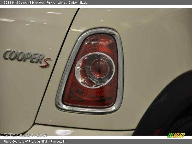 Pepper White / Carbon Black 2011 Mini Cooper S Hardtop