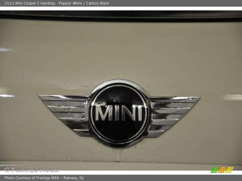 Pepper White / Carbon Black 2011 Mini Cooper S Hardtop