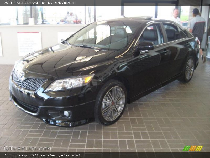 Front 3/4 View of 2011 Camry SE
