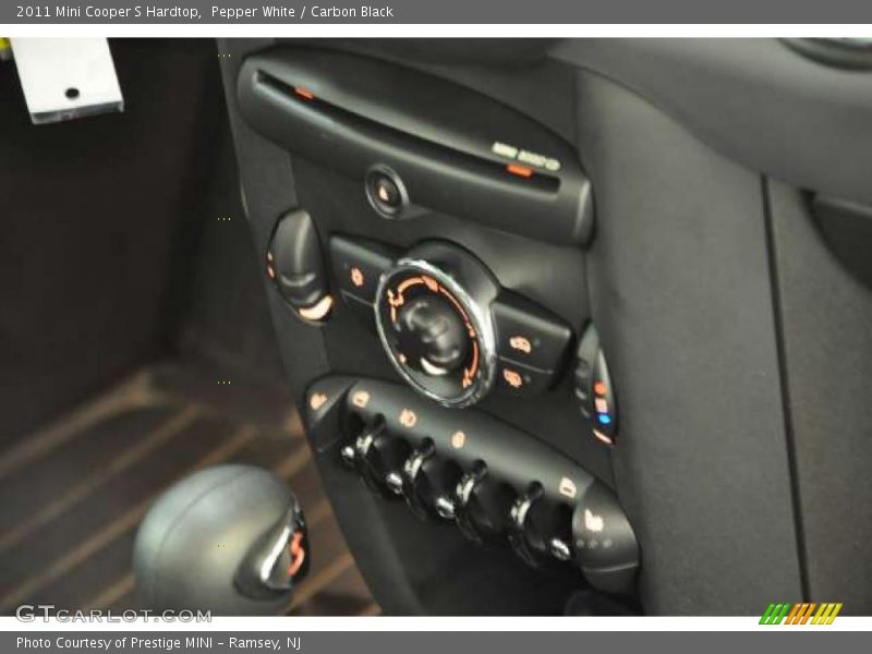 Pepper White / Carbon Black 2011 Mini Cooper S Hardtop