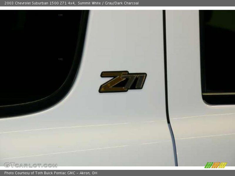 Summit White / Gray/Dark Charcoal 2003 Chevrolet Suburban 1500 Z71 4x4