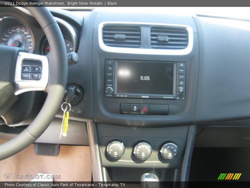 Bright Silver Metallic / Black 2011 Dodge Avenger Mainstreet