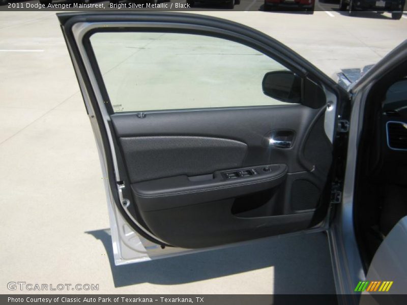 Bright Silver Metallic / Black 2011 Dodge Avenger Mainstreet