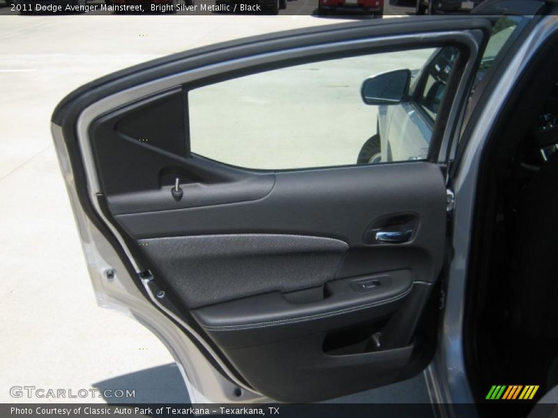 Bright Silver Metallic / Black 2011 Dodge Avenger Mainstreet
