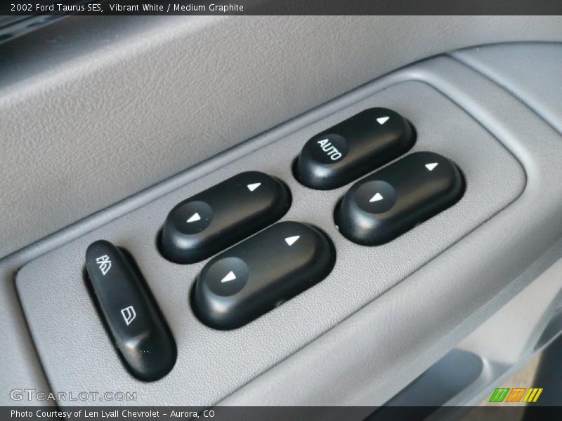 Vibrant White / Medium Graphite 2002 Ford Taurus SES