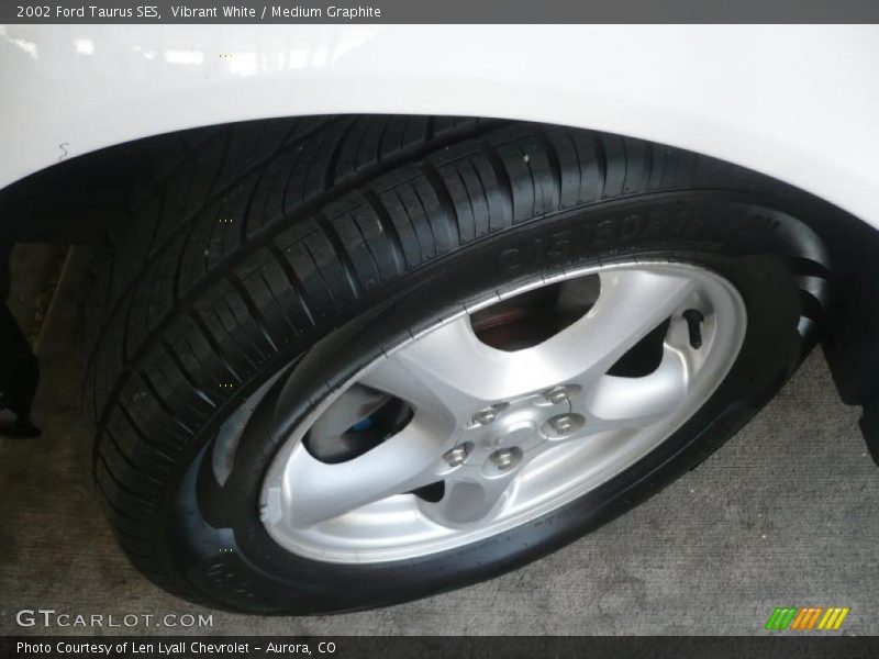 Vibrant White / Medium Graphite 2002 Ford Taurus SES