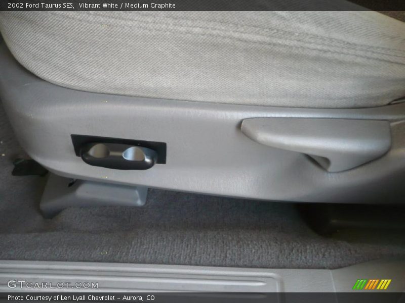 Vibrant White / Medium Graphite 2002 Ford Taurus SES