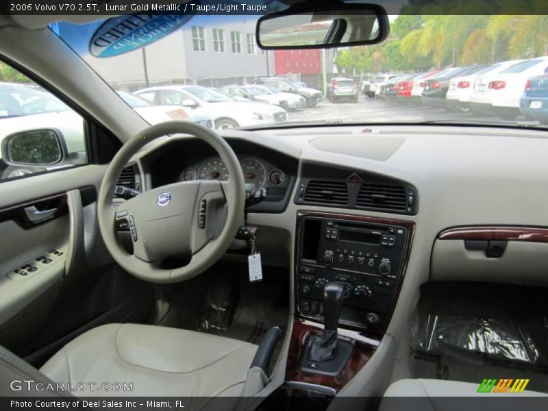 Dashboard of 2006 V70 2.5T