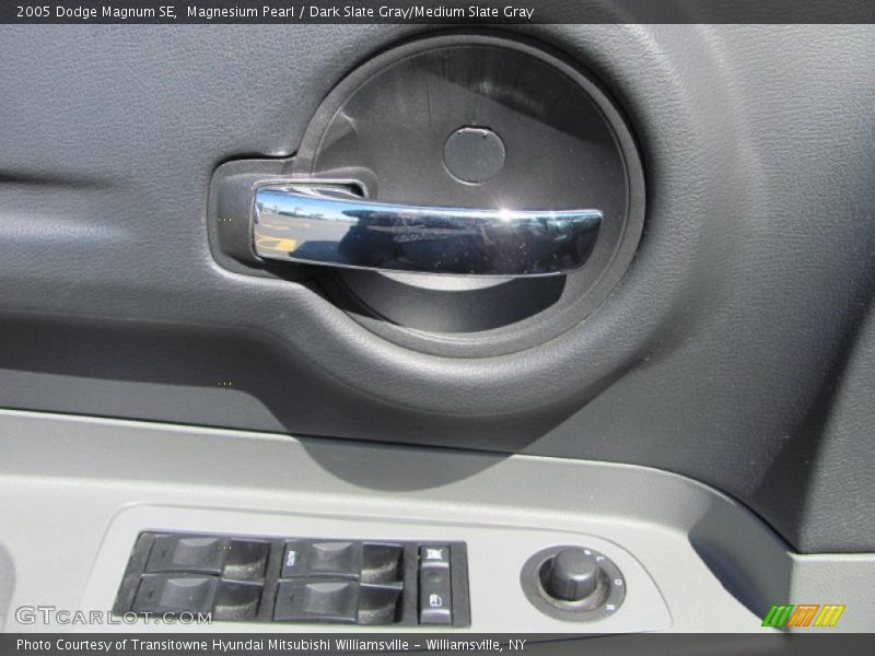 Magnesium Pearl / Dark Slate Gray/Medium Slate Gray 2005 Dodge Magnum SE