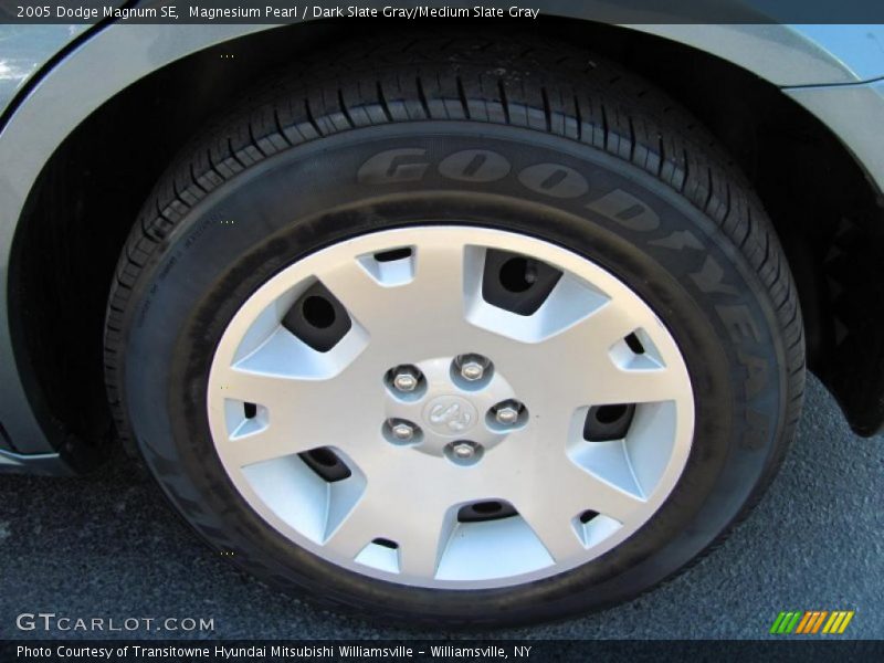 Magnesium Pearl / Dark Slate Gray/Medium Slate Gray 2005 Dodge Magnum SE