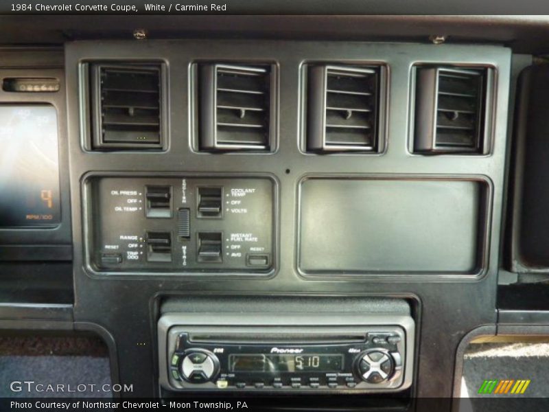 White / Carmine Red 1984 Chevrolet Corvette Coupe