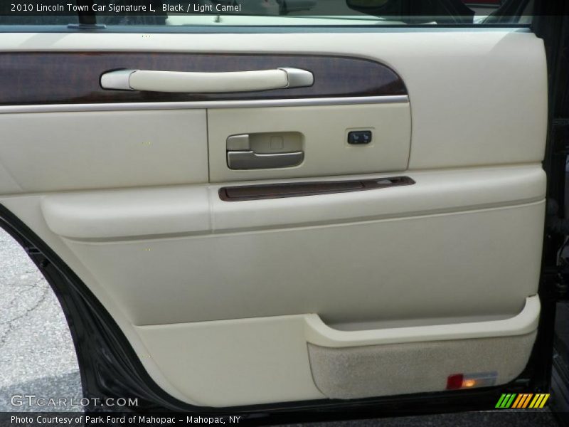 Black / Light Camel 2010 Lincoln Town Car Signature L