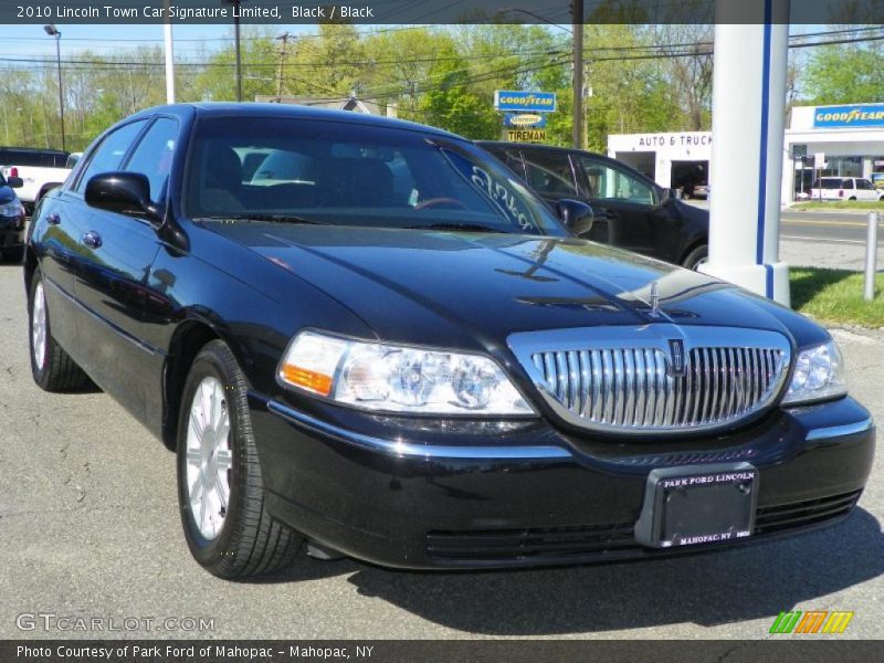 Front 3/4 View of 2010 Town Car Signature Limited
