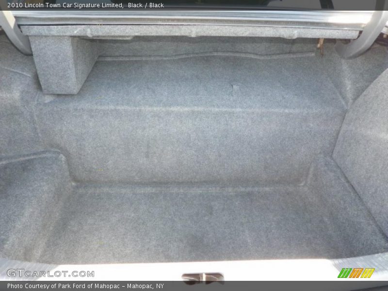  2010 Town Car Signature Limited Trunk