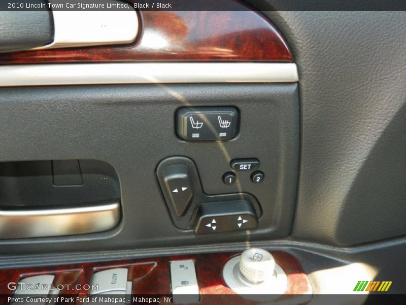 Controls of 2010 Town Car Signature Limited