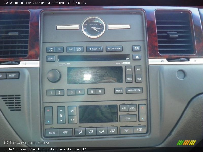 Controls of 2010 Town Car Signature Limited