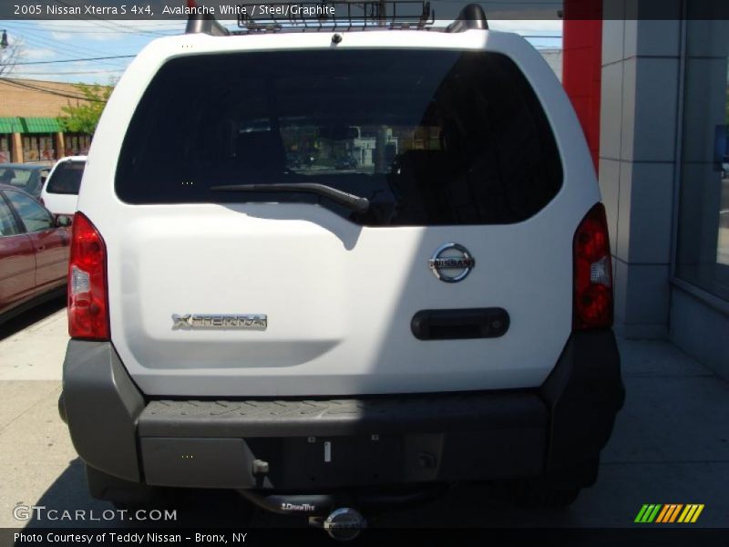 Avalanche White / Steel/Graphite 2005 Nissan Xterra S 4x4