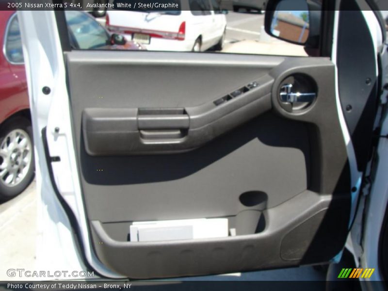 Avalanche White / Steel/Graphite 2005 Nissan Xterra S 4x4