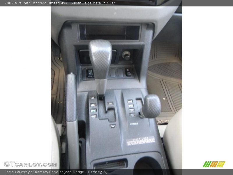 Sudan Beige Metallic / Tan 2002 Mitsubishi Montero Limited 4x4