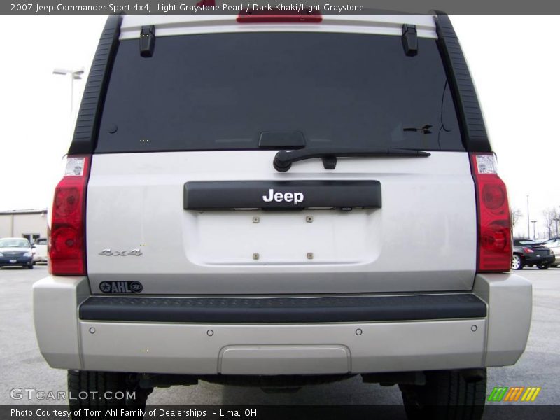 Light Graystone Pearl / Dark Khaki/Light Graystone 2007 Jeep Commander Sport 4x4