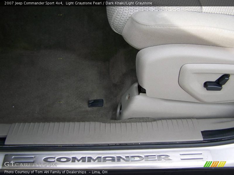 Light Graystone Pearl / Dark Khaki/Light Graystone 2007 Jeep Commander Sport 4x4