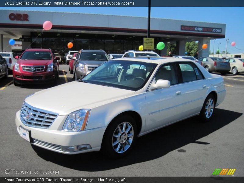 White Diamond Tricoat / Shale/Cocoa Accents 2011 Cadillac DTS Luxury