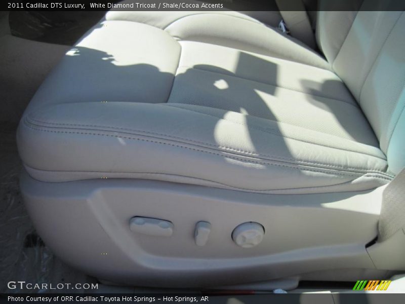 White Diamond Tricoat / Shale/Cocoa Accents 2011 Cadillac DTS Luxury