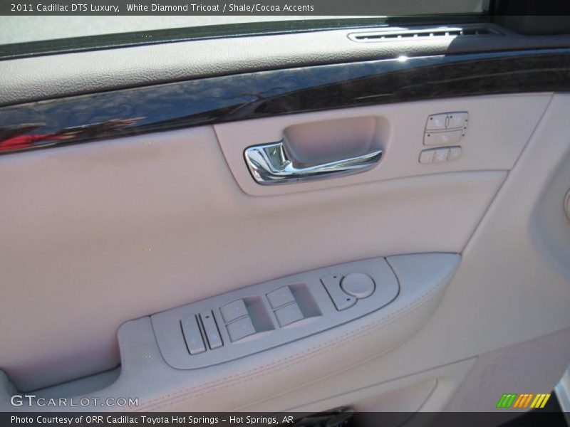 White Diamond Tricoat / Shale/Cocoa Accents 2011 Cadillac DTS Luxury