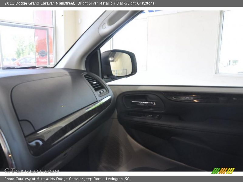 Bright Silver Metallic / Black/Light Graystone 2011 Dodge Grand Caravan Mainstreet