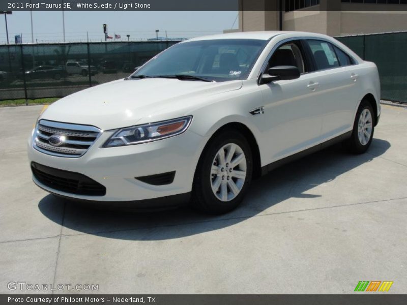 Front 3/4 View of 2011 Taurus SE